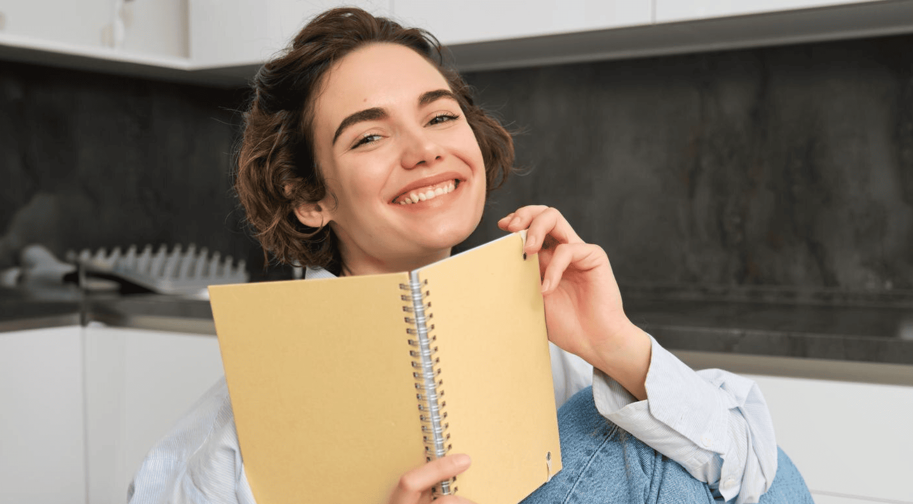 Adulto empezando a aprender inglés desde cero en una clase guiada