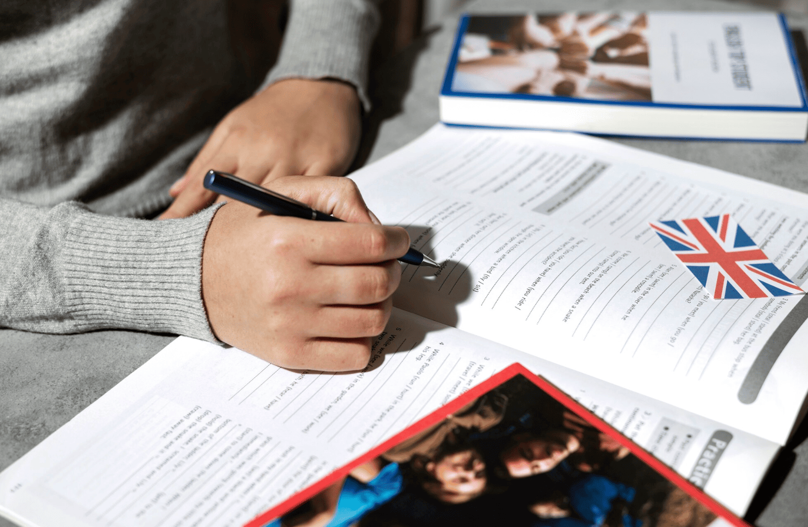 Estudiante comparando certificaciones de inglés como Aptis, Cambridge y Oxford